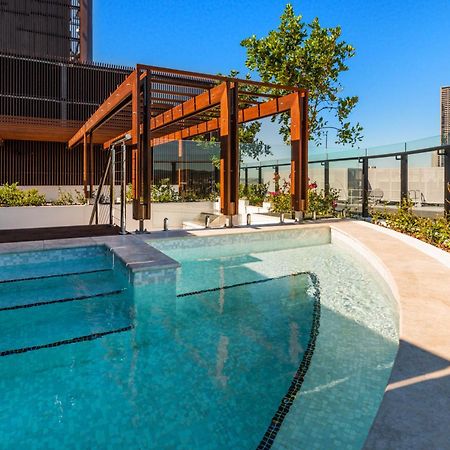 เอฟวี บริสเบน บาย เป็ปเปอร์ส Aparthotel ภายนอก รูปภาพ The rooftop pool at the Emporium Hotel South Bank