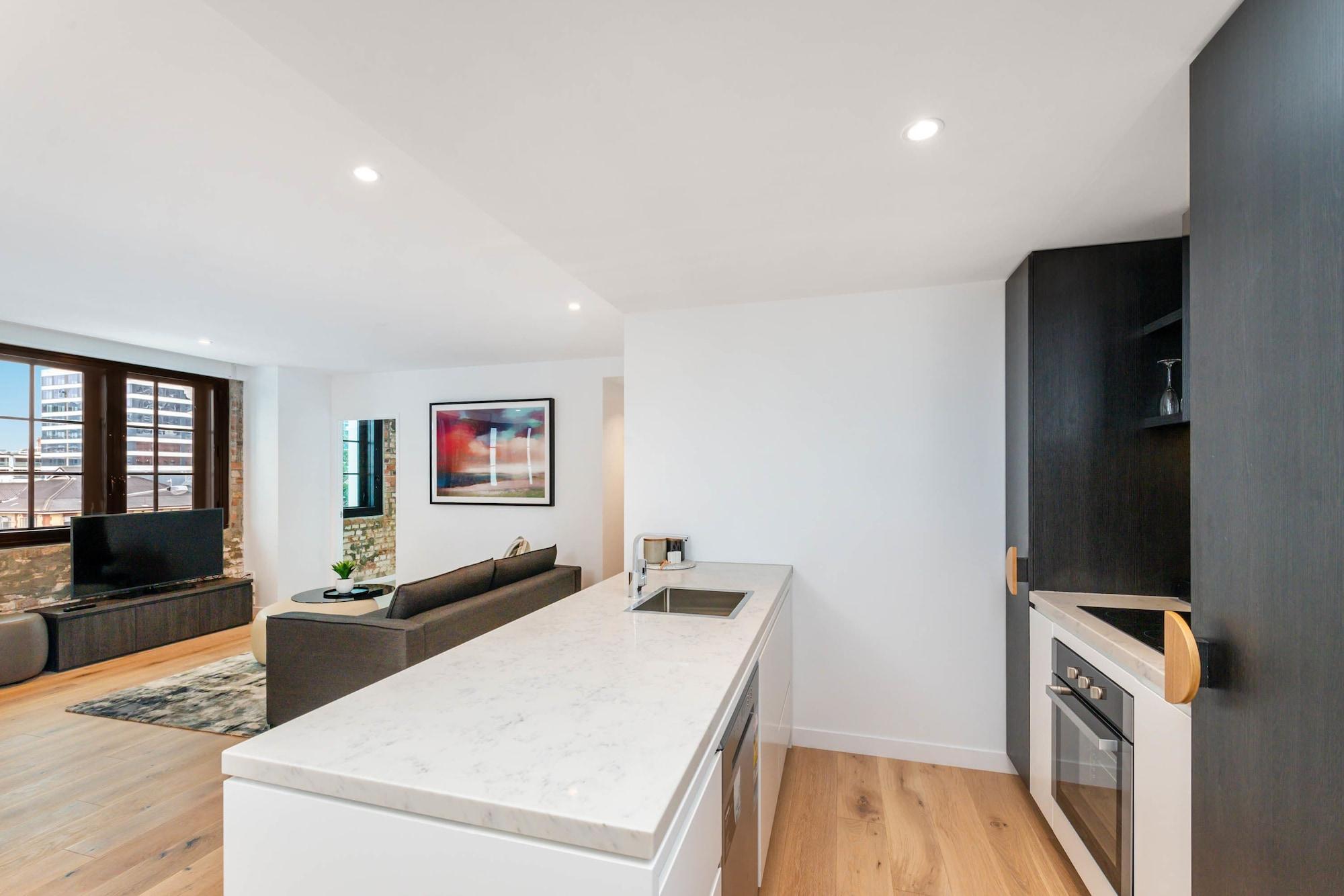 เอฟวี บริสเบน บาย เป็ปเปอร์ส Aparthotel ภายนอก รูปภาพ The kitchen and living area of a typical apartment