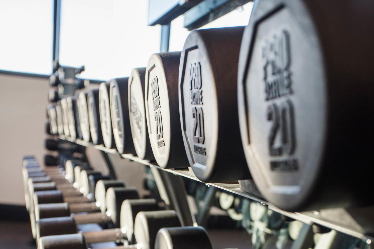 เอฟวี บริสเบน บาย เป็ปเปอร์ส Aparthotel ภายนอก รูปภาพ Dumbbells on a rack