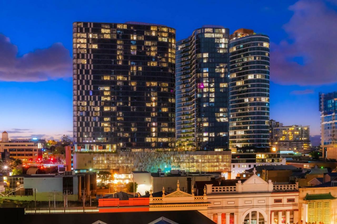 เอฟวี บริสเบน บาย เป็ปเปอร์ส Aparthotel ภายนอก รูปภาพ The complex at night