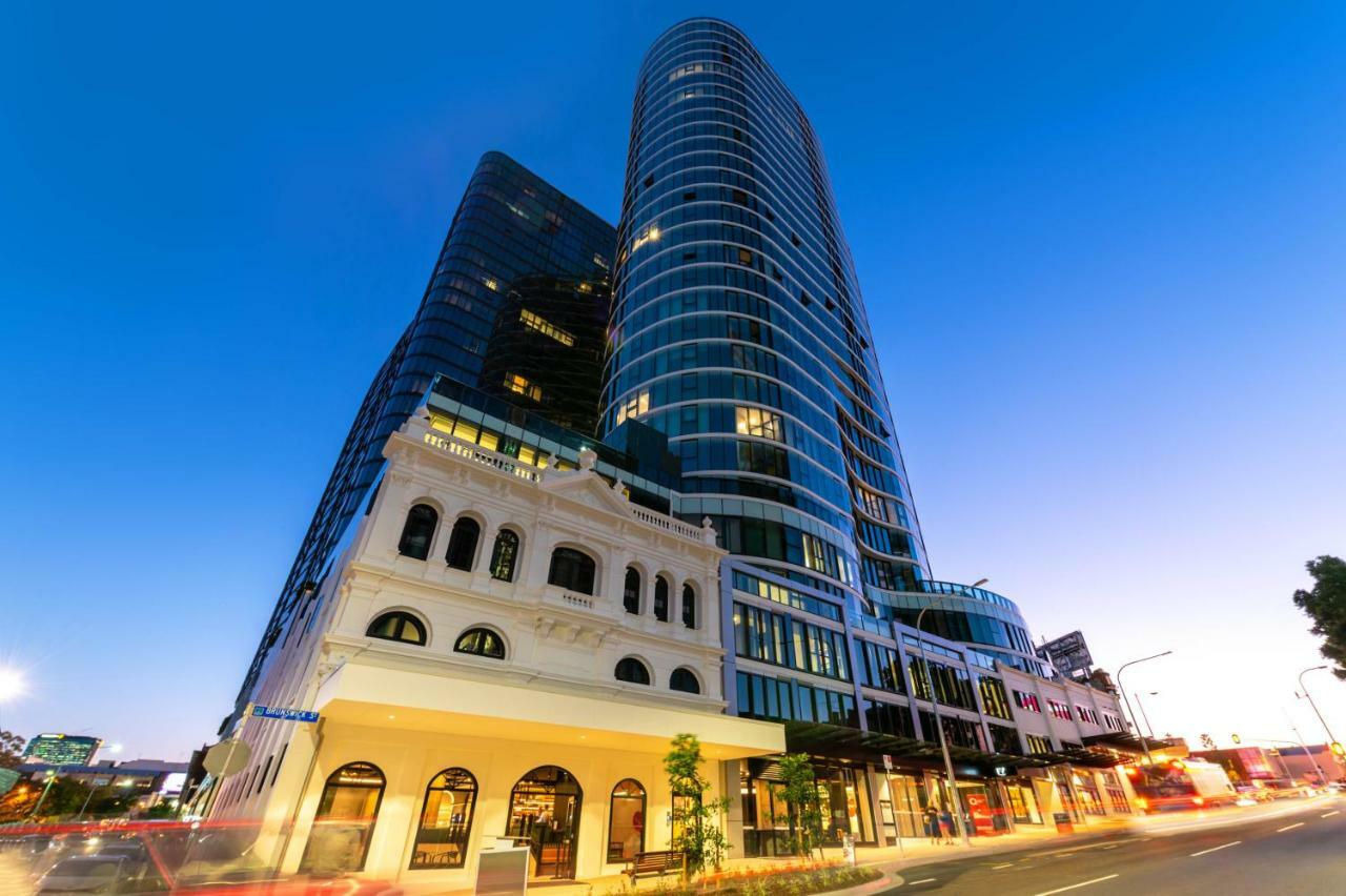 เอฟวี บริสเบน บาย เป็ปเปอร์ส Aparthotel ภายนอก รูปภาพ The hotel at night