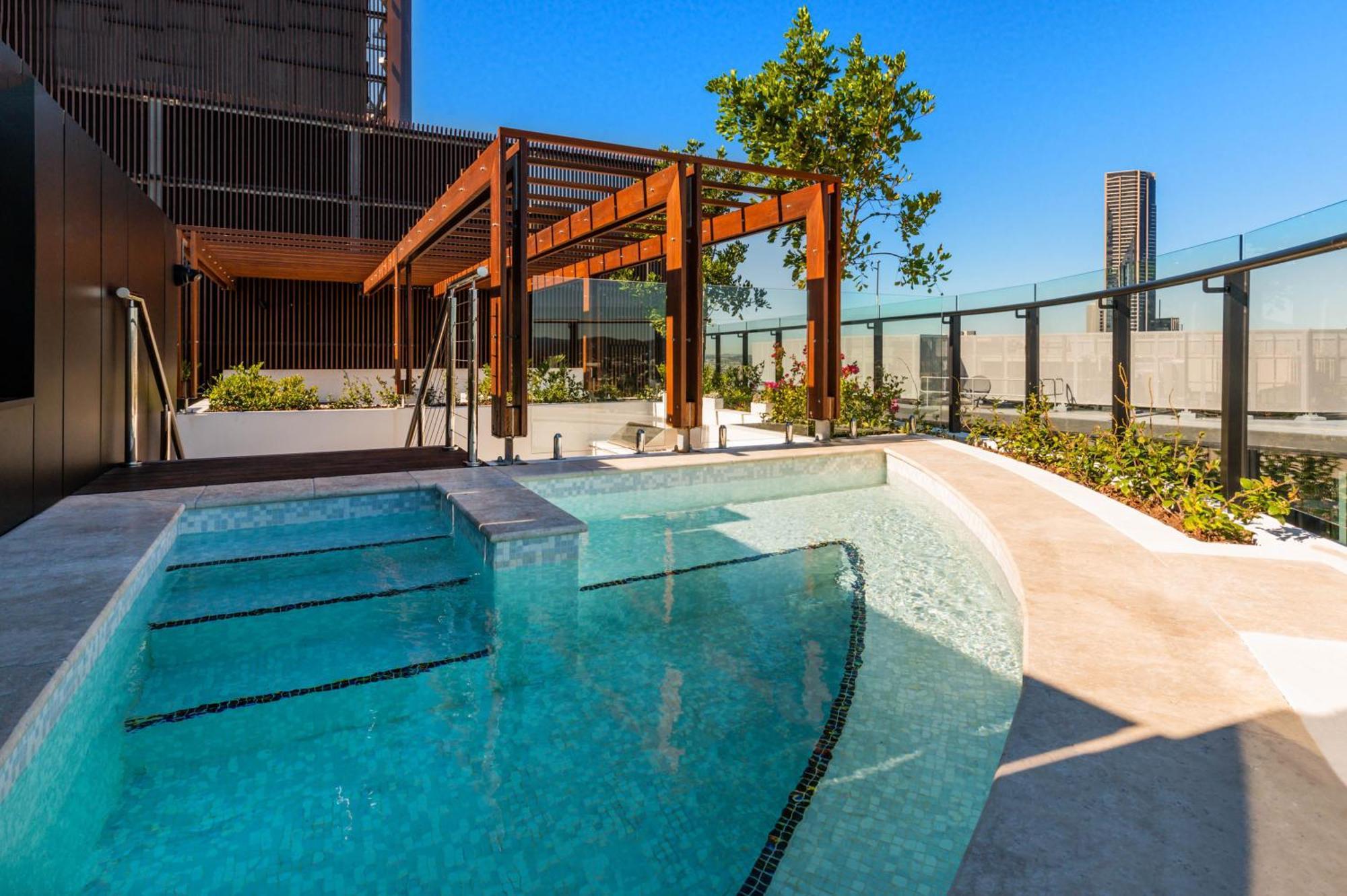 เอฟวี บริสเบน บาย เป็ปเปอร์ส Aparthotel ภายนอก รูปภาพ The rooftop pool at the Emporium Hotel South Bank