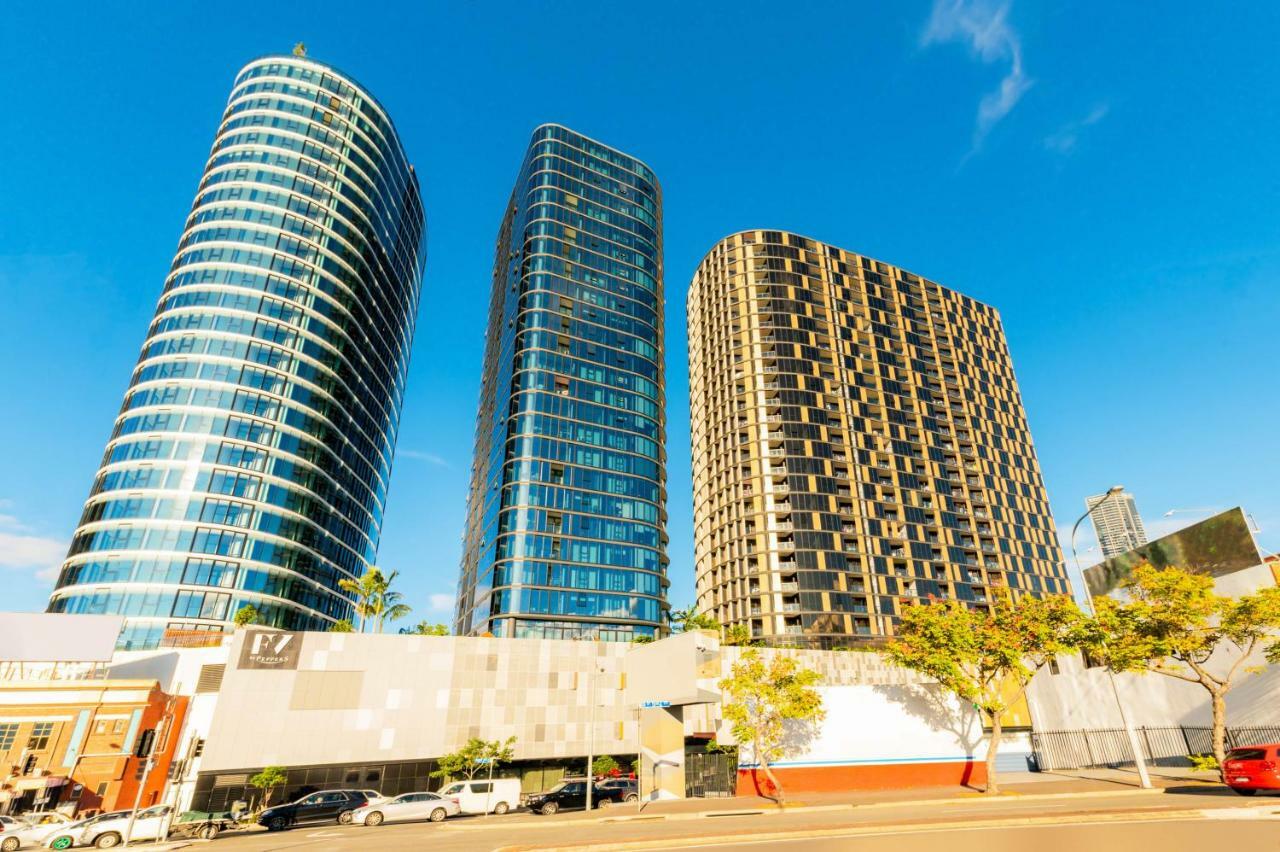 เอฟวี บริสเบน บาย เป็ปเปอร์ส Aparthotel ภายนอก รูปภาพ The three towers of the complex