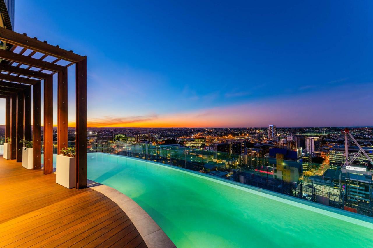 เอฟวี บริสเบน บาย เป็ปเปอร์ส Aparthotel ภายนอก รูปภาพ Infinity pool at the rooftop of the hotel